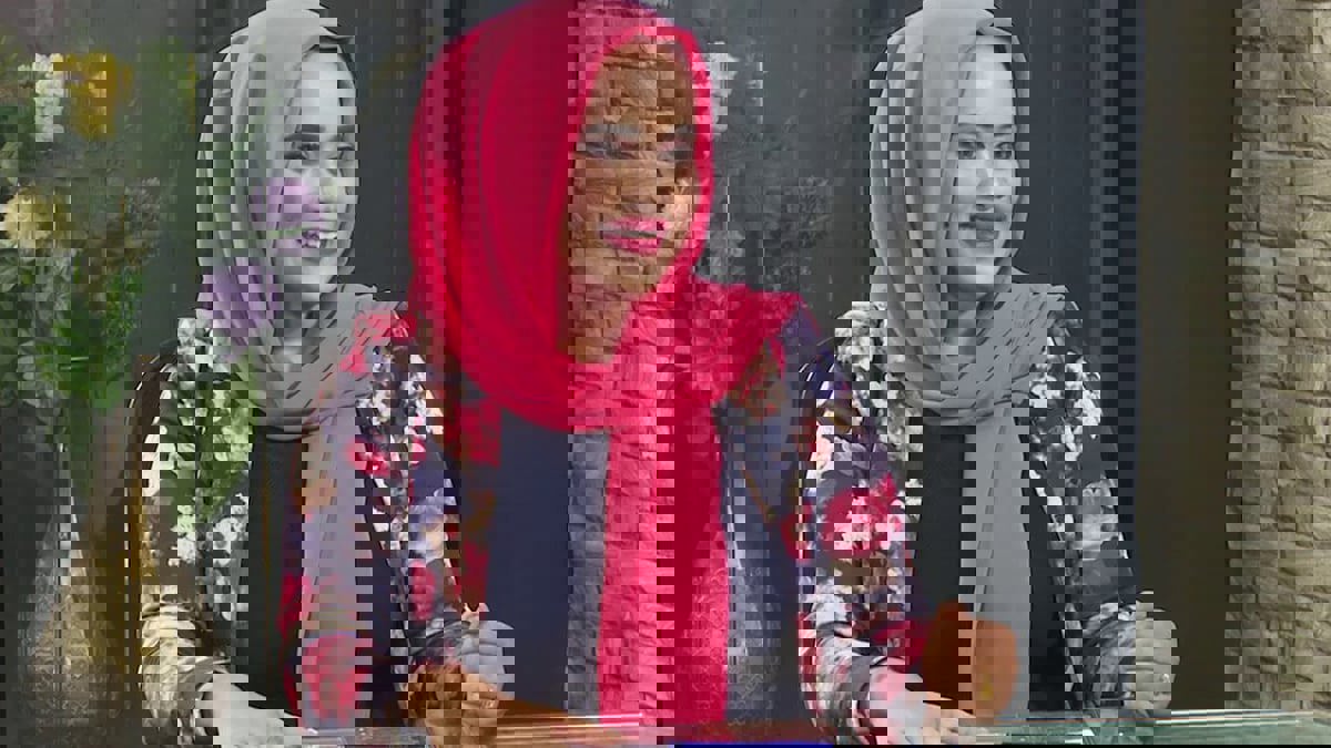 السودان.. إطلاق سراح صحفية اتهمت مستشارا لحمدوك بـ"اغتصاب" عاملة نظافة