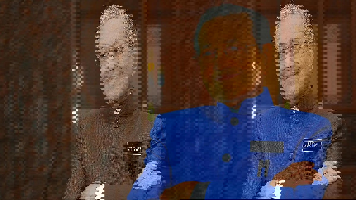 رئيس وزراء ماليزيا السابق مهاتير محمد يخرج من المستشفى