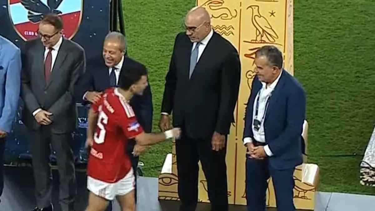 فجّر غضبًا عارمًا.. لماذا رفض زيزو مصافحة هشام نصر؟