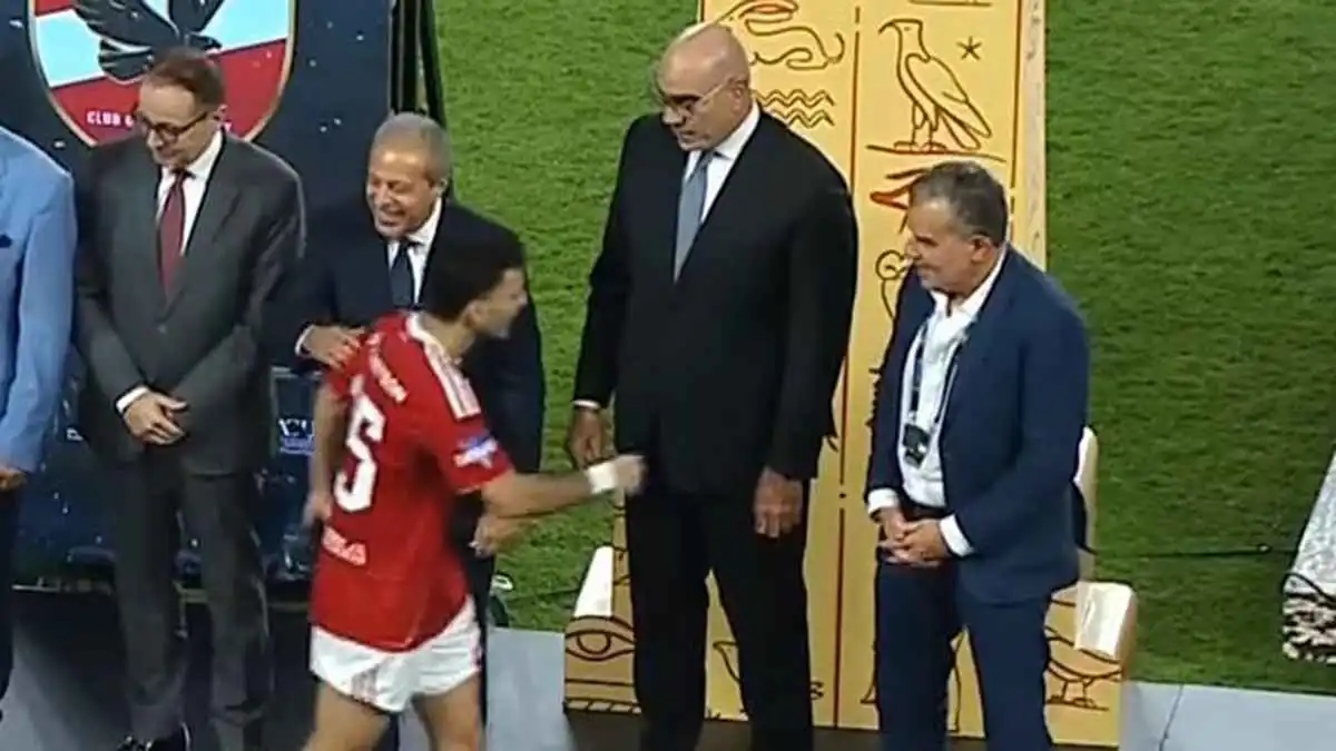 فجّر غضبًا عارمًا.. لماذا رفض زيزو مصافحة هشام نصر؟