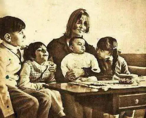 صورة نادرة لفيروز وعائلتها