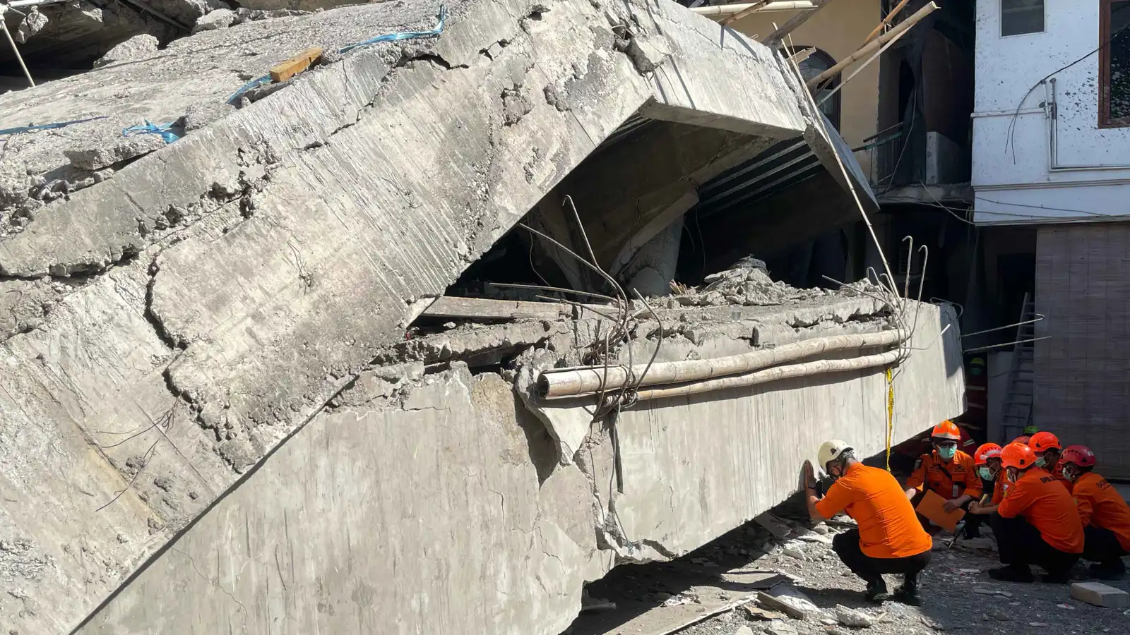 إندونيسيا.. 59 شخصًا عالقون تحت الأنقاض بعد انهيار مدرسة (صور)