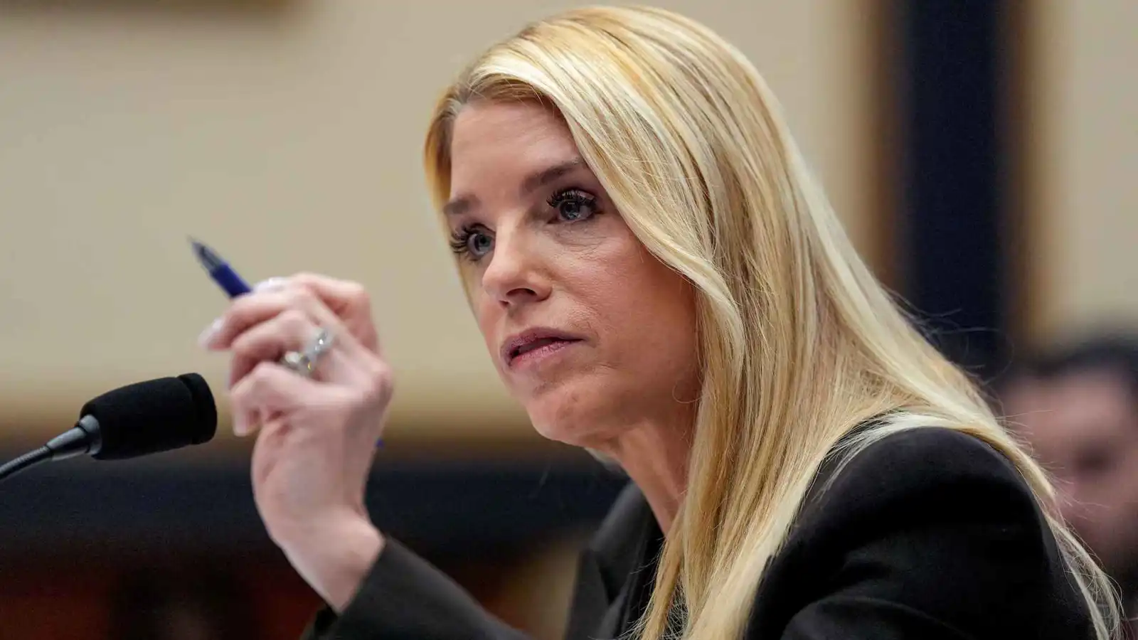 ترامب يقيل المدعية العامة الأمريكية بام بوندي