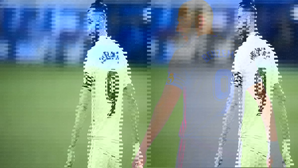 الحكم بحبس كريم بنزيما عامًا مع إيقاف التنفيذ في قضية "الابتزاز"