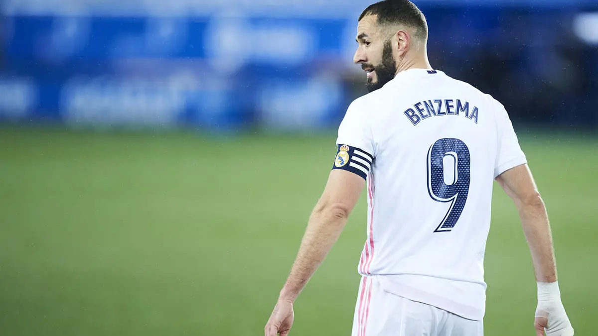 الحكم بحبس كريم بنزيما عامًا مع إيقاف التنفيذ في قضية "الابتزاز"