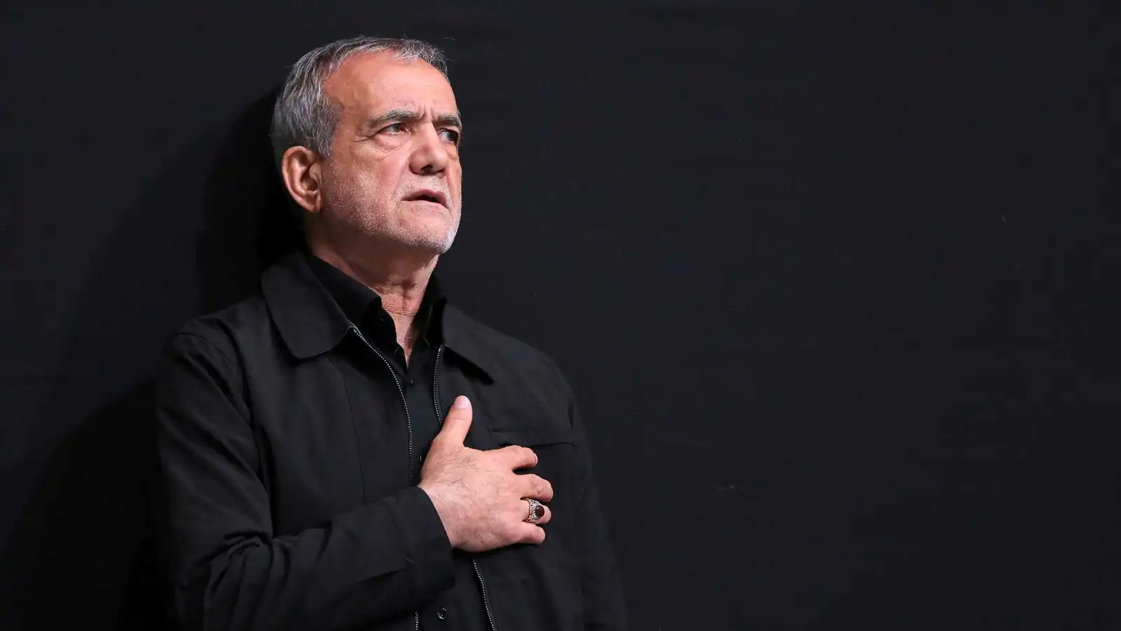 رسام كاريكاتير إيراني أمام القضاء بسبب بزشكيان