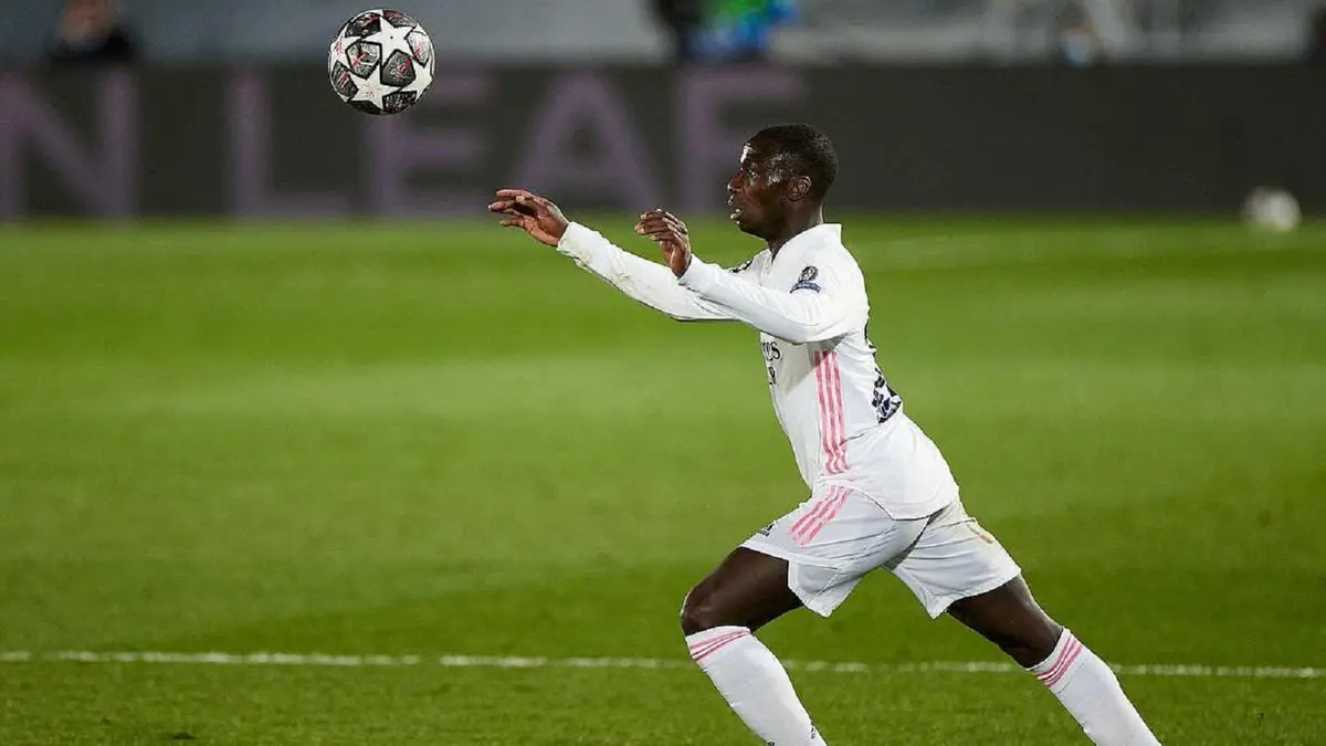 ماركا: انتكاسة فيرلاند ميندي تبعده ثلاثة أسابيع عن ريال مدريد