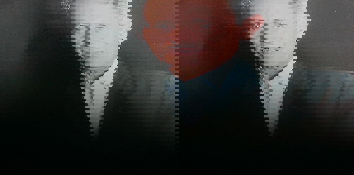 أديب يمني شهير يضرب عن الطعام احتجاجًا لهذا السبب