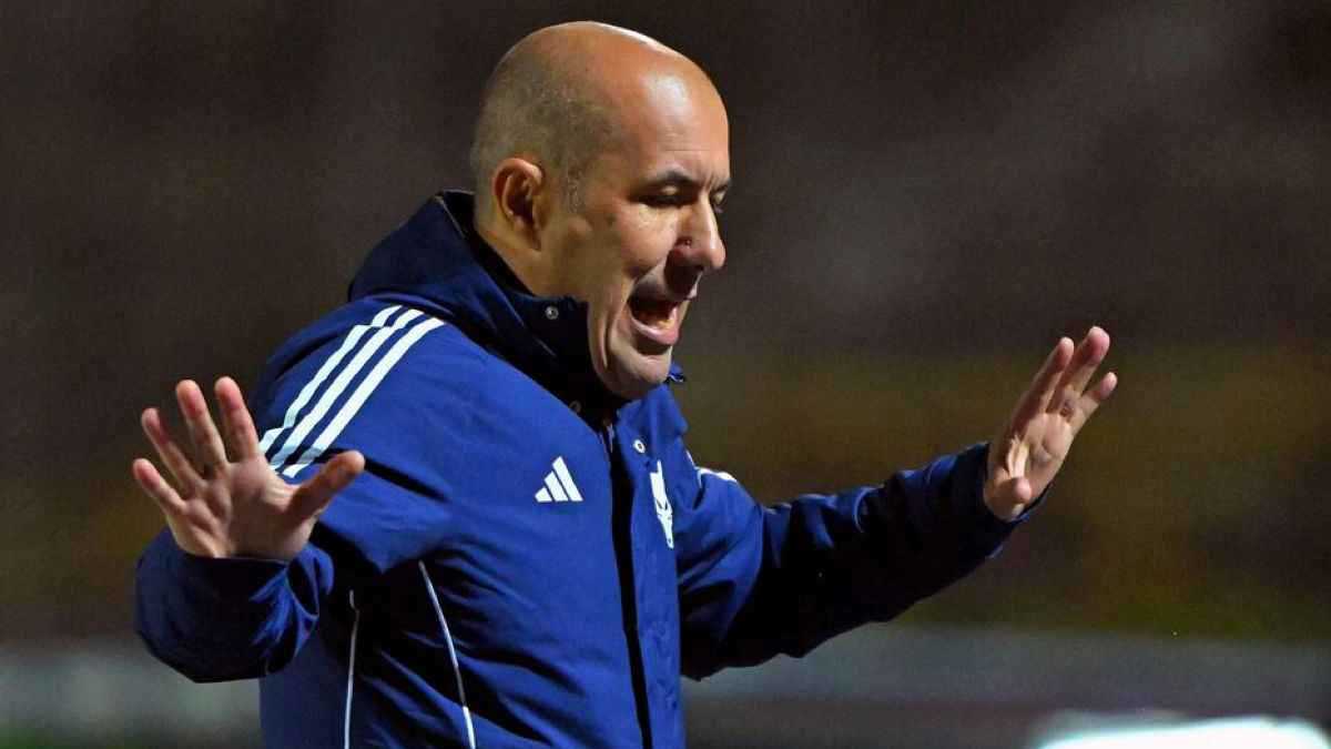 أستقيل لحماية صحتي العقلية.. مدرب كروزيرو البرازيلي يكشف معاناته من كرة القدم