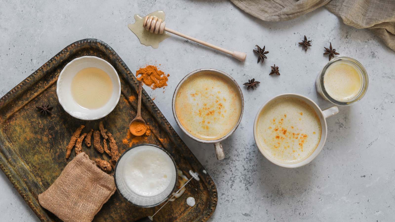 يحسّن صحة البشرة.. 5 فوائد لمزج العسل مع الكركم