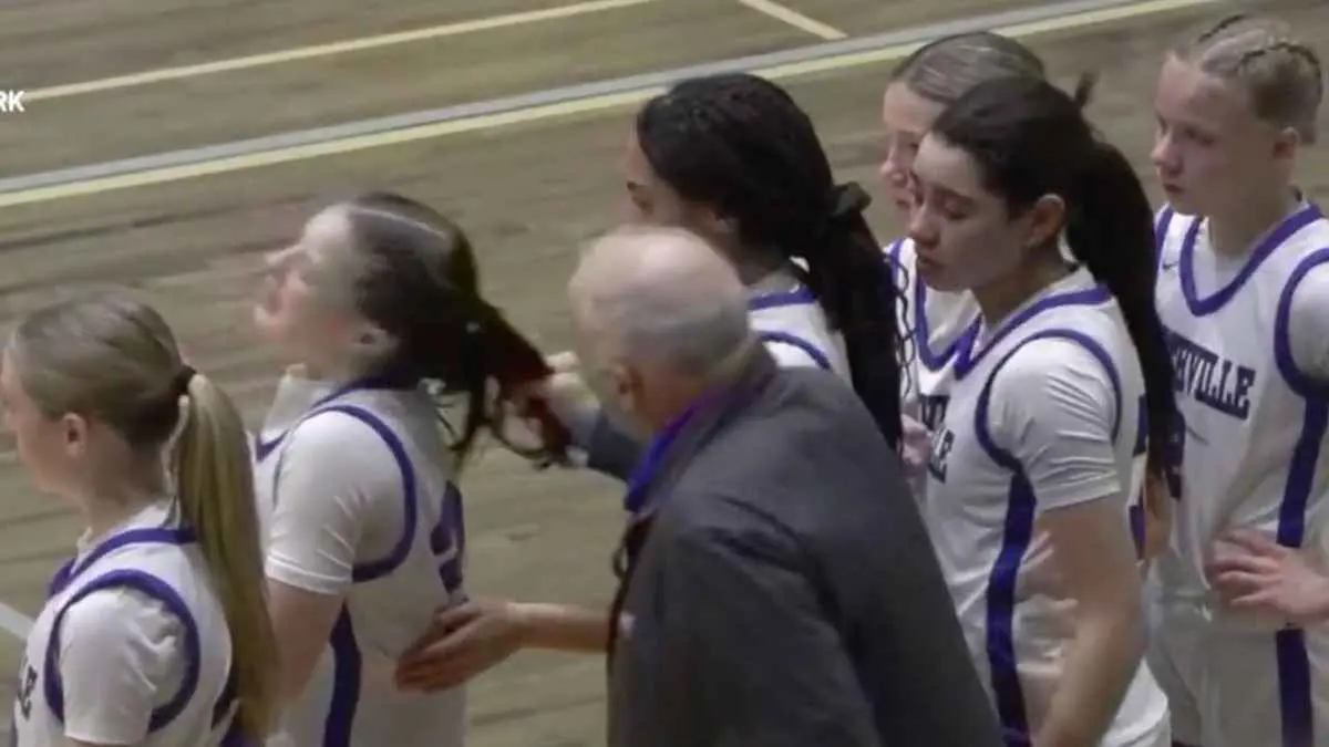 طرد مدرب بعد جذبه لاعبة من شعرها (فيديو)