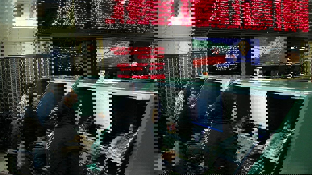 نائب إيراني: 50 مليون مواطن خسروا أموالهم في البورصة