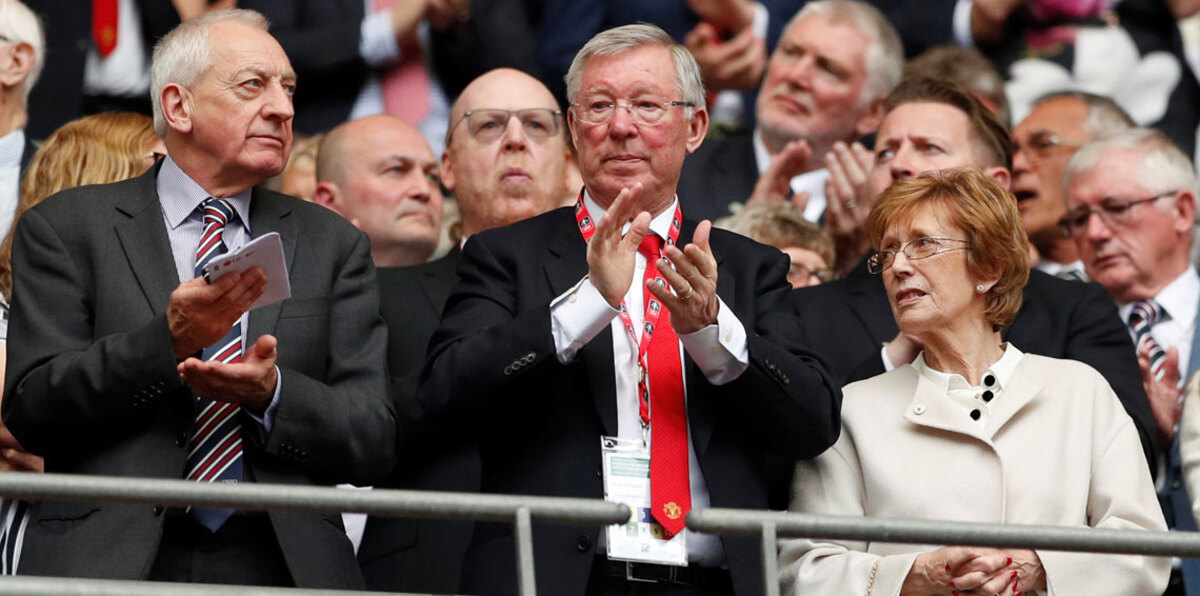 نقل أليكس فيرغسون مدرب مانشستر يونايتد السابق إلى المستشفى بسبب أزمة صحية خطيرة