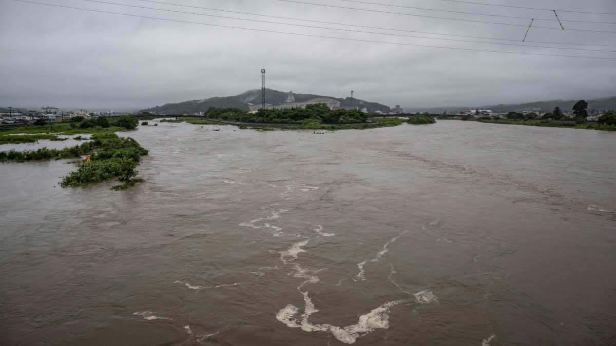 إعصار شديد يضرب الساحل الياباني على المحيط الهادئ
