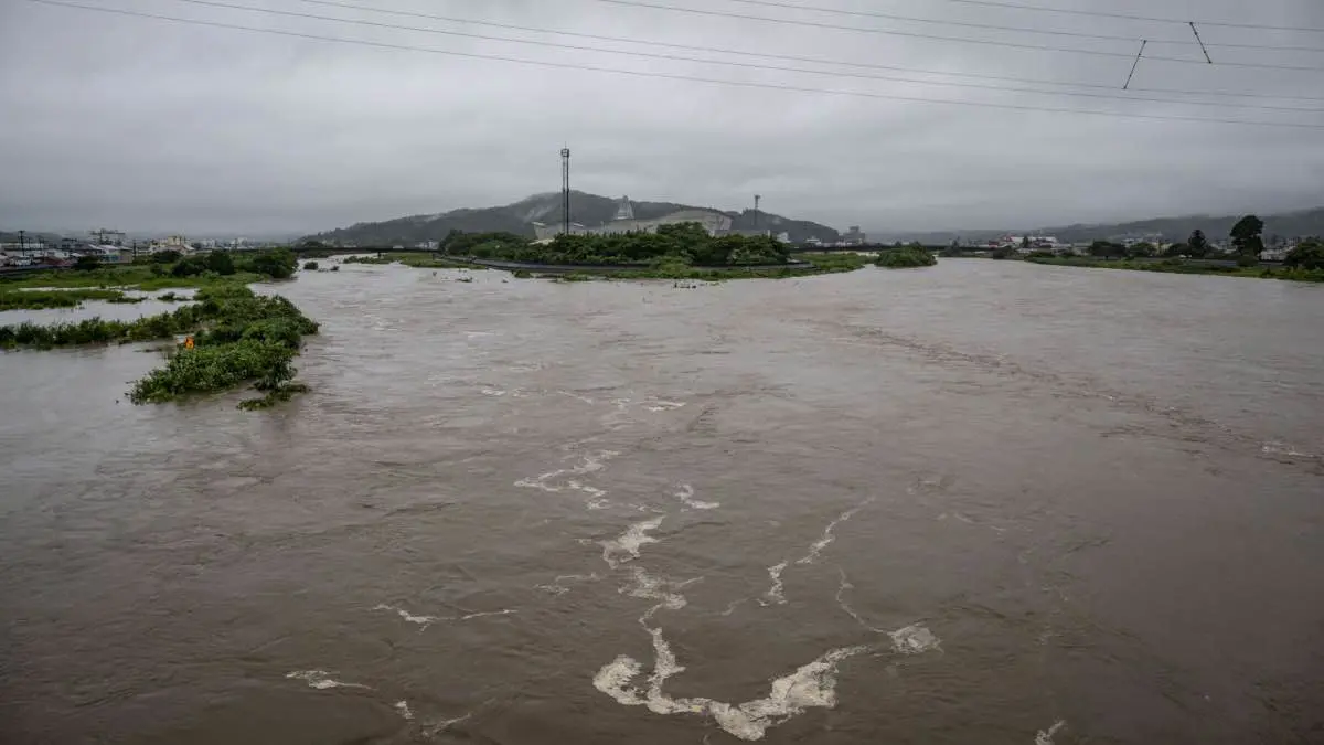 إعصار شديد يضرب الساحل الياباني على المحيط الهادئ