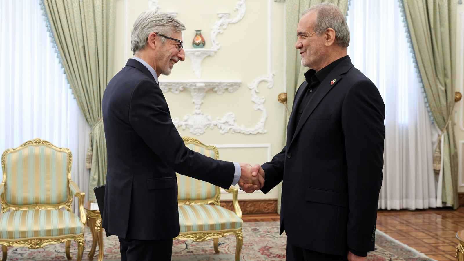 بزشكيان لسفير فرنسا الجديد: لا نسعى إلى الحرب ومستعدون للحوار