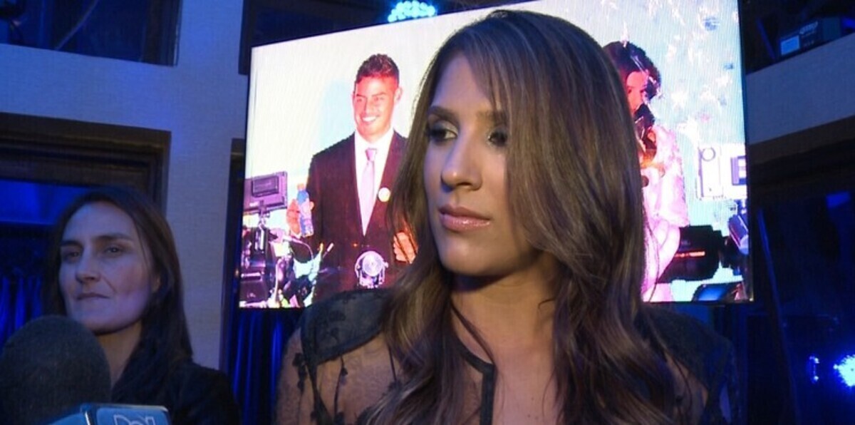 زوجة رودريجز تفشل في الرقص وتسبب له الحرج (فيديو)