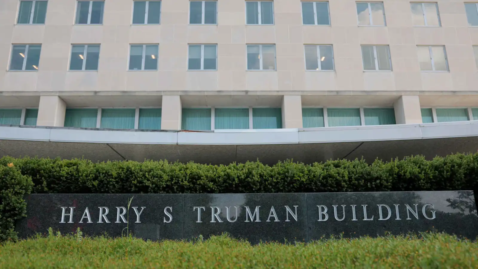 الخارجية الأمريكية تُعلق منح تأشيرات الزائرين من 75 دولة