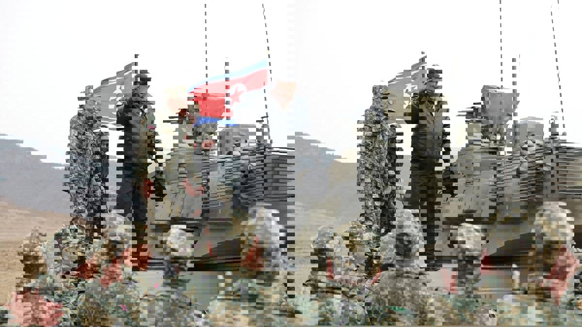 زعيم كوريا الشمالية يقود بنفسه دبابة قتالية خلال مناورات (فيديو)