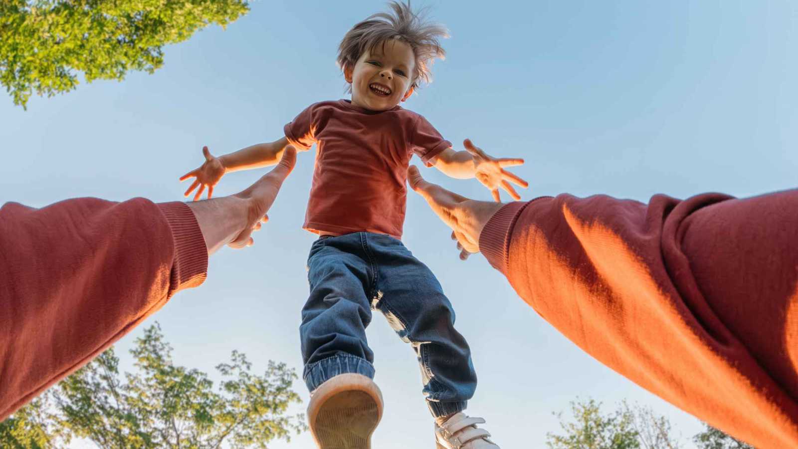 كيف تشكل طفولتك علاقاتك في البلوغ.. العلم يكشف الأسرار