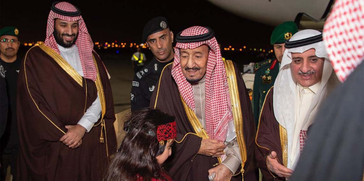 جولة جديدة داخل السعودية.. الملك سلمان يصل تبوك (صور+فيديو)