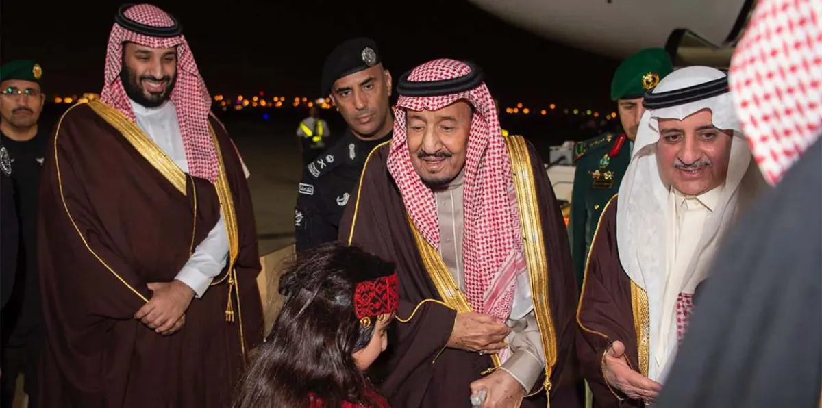 جولة جديدة داخل السعودية.. الملك سلمان يصل تبوك (صور+فيديو)