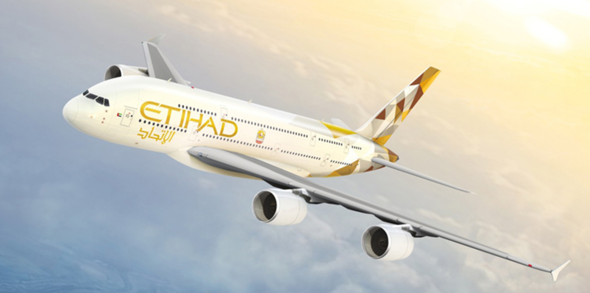 لماذا رافقت مقاتلات عسكرية طائرة للاتحاد مع دخان فوق مطار أبوظبي ؟