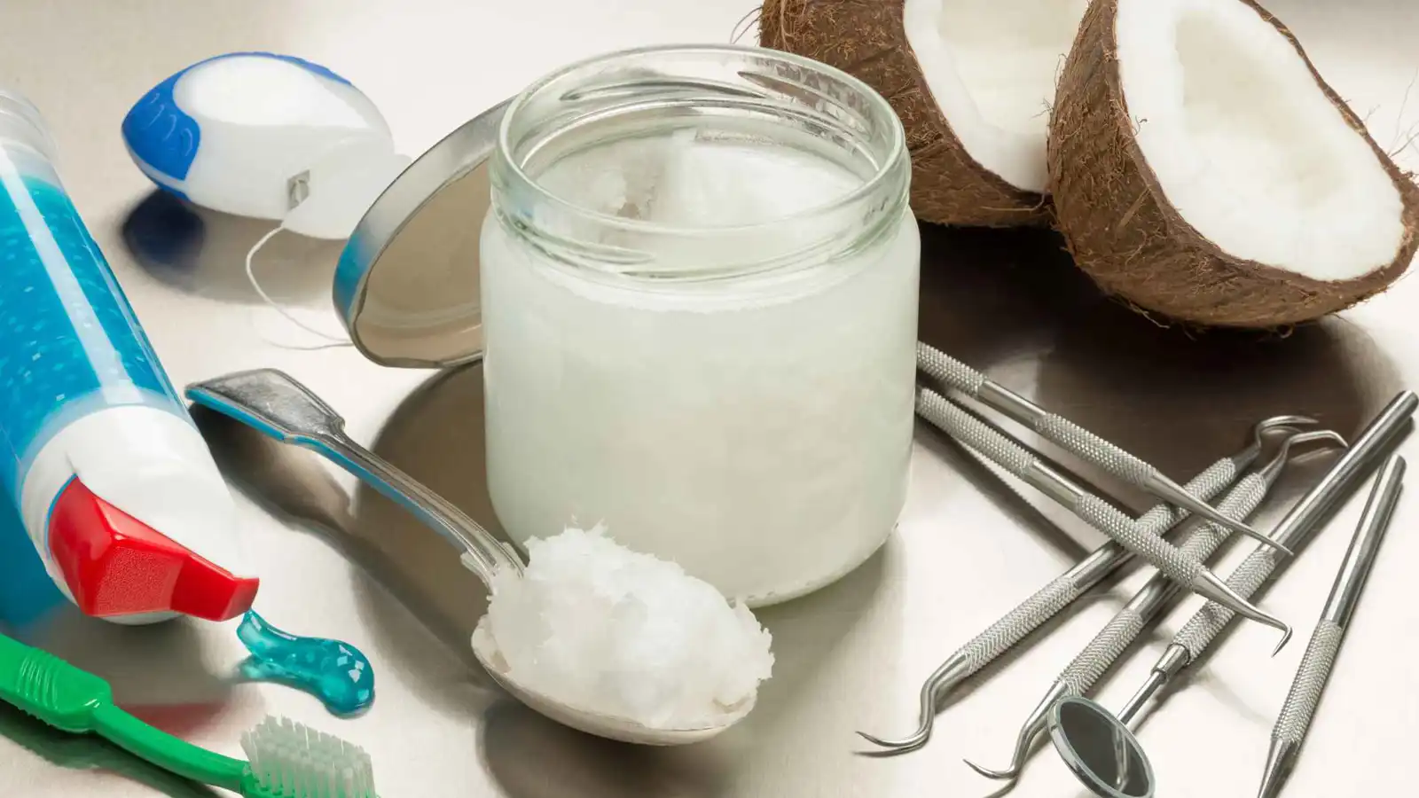 هل "الغرغرة بالزيت" تزيل السموم وتمنع التسوس؟