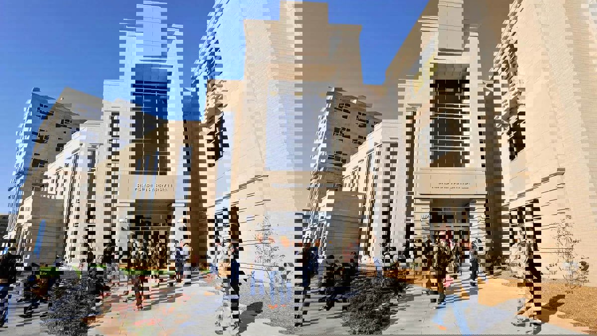 خلال 20 ثانية.. جهاز يرفع شاحنات النصف مقطورة بكبسة زر