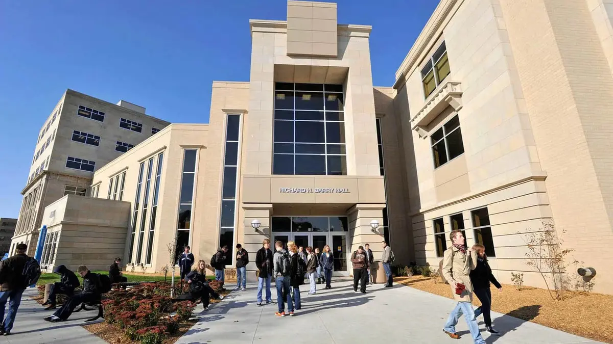 خلال 20 ثانية.. جهاز يرفع شاحنات النصف مقطورة بكبسة زر