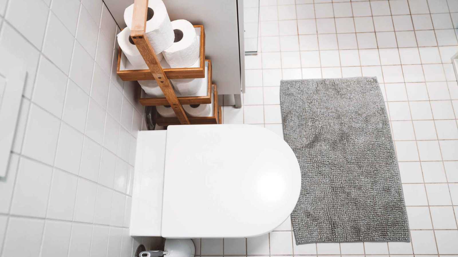 كم مرة يجب عليك فعلاً غسل حصيرة الحمام؟