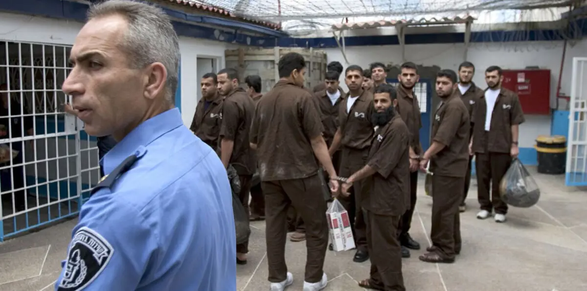 المعتقلون الإداريون في السجون الإسرائيلية يقاطعون المحاكم