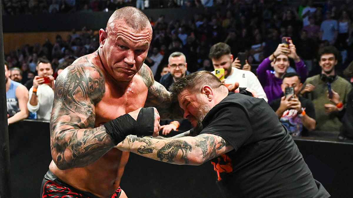 نتائج عرض سماكداون: انتصار راندي أورتن وعودة رومان رينز (فيديو)