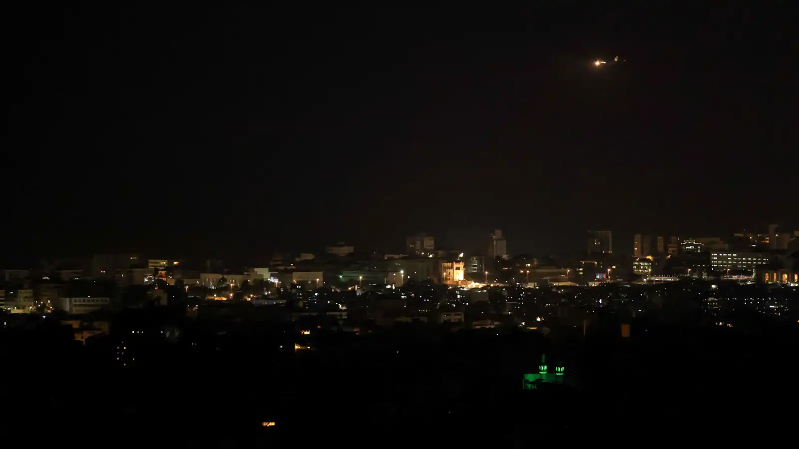 إسرائيل تخلي صور اللبنانية وغارات تستهدف 3 شقق في بيروت (فيديو)