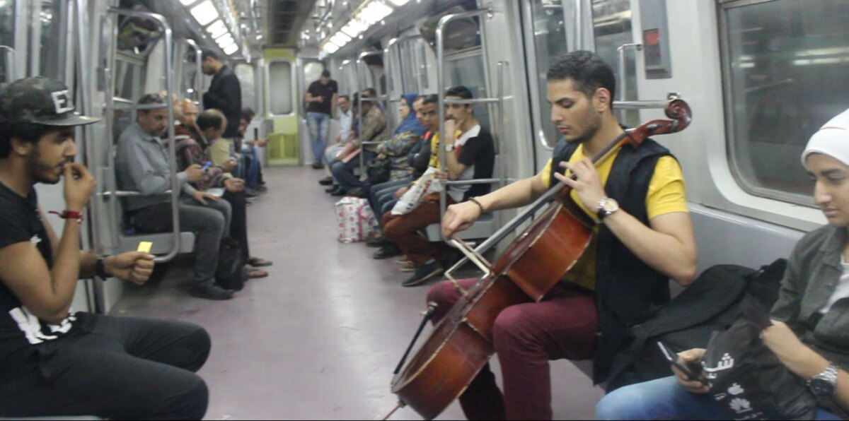 عازف المترو رأفت يحيى.. ناقل الأوبرا من بين يدي النخبة إلى جميع الناس