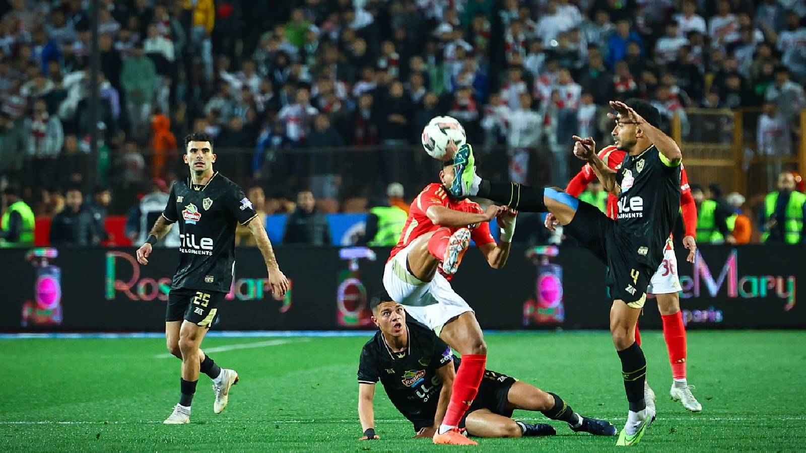 من "الشخص المجهول" الذي يرغب في إقامة مباراة الأهلي والزمالك بحكم مصري؟