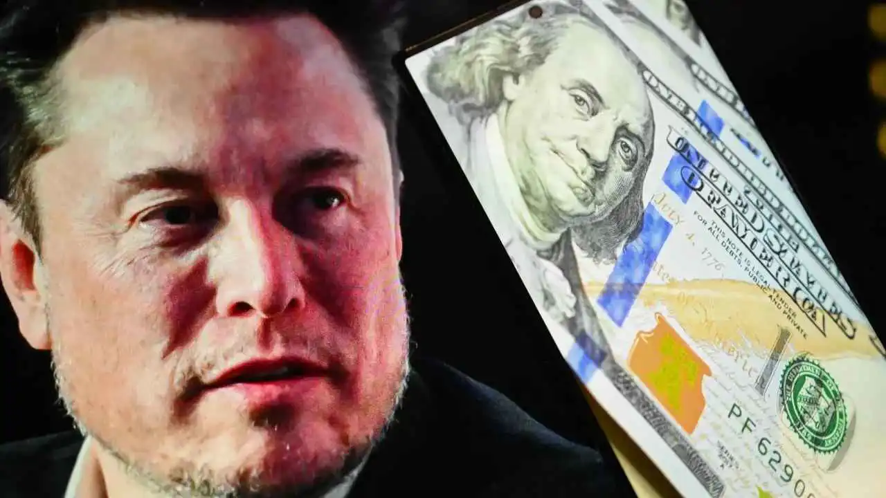 يظهر في الصورة الملياردير الأمريكي إيلون ماسك المدير التنفيذي لشركة "تسلا"