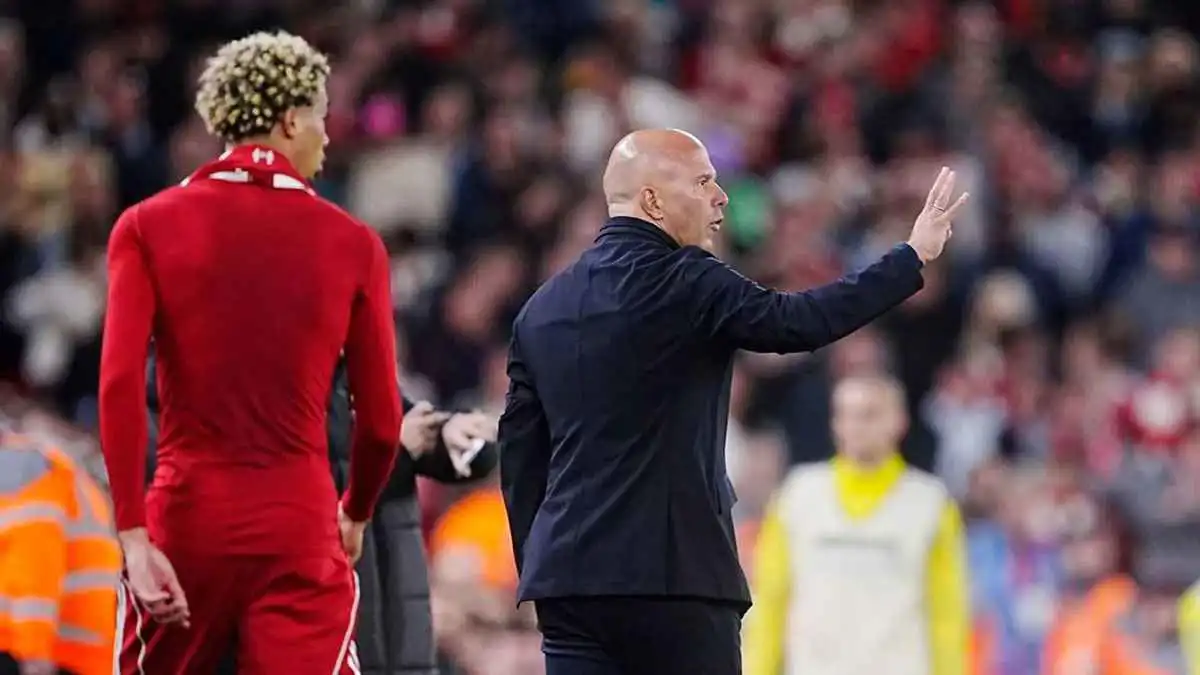 سلوت وصف الاحتفال بالغبي.. أول رد فعل من إيكيتيكي بعد طرده أمام ساوثهامبتون