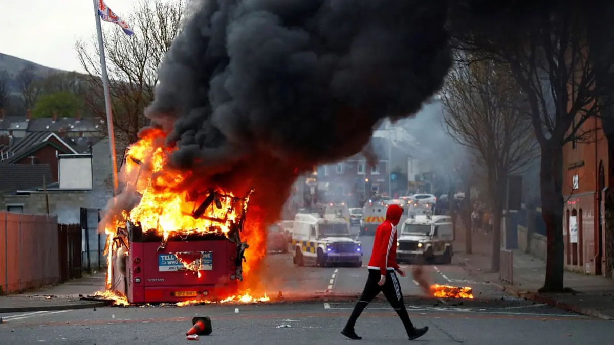 خطف حافلة وإشعال النار فيها في أيرلندا الشمالية