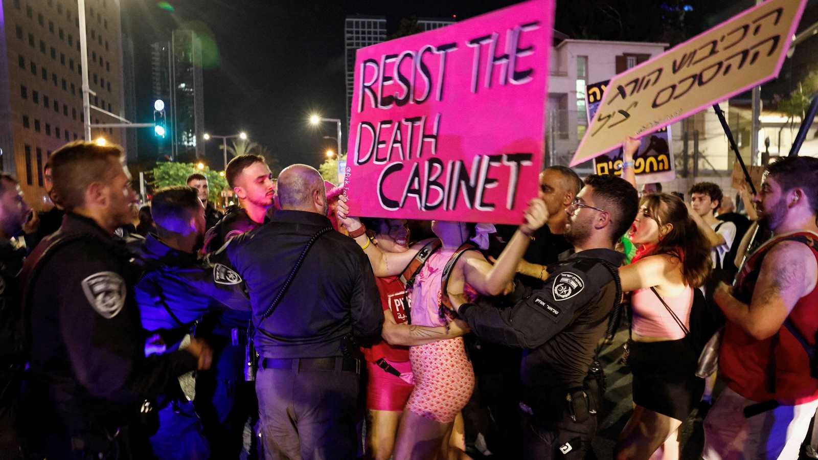 متظاهرون في إسرائيل يقتحمون استديو قناة عبرية ويقطعون البث (فيديو)