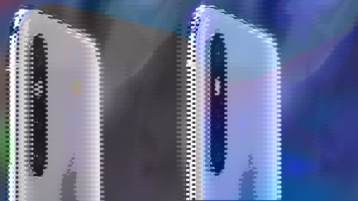 "التفاحة المضيئة" قريبًا على ظهر "آيفون" (صور)