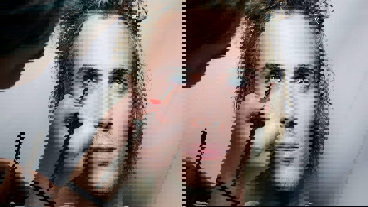 إعلان يحث "الرجال الشجعان" على المكياج يثير الجدل في الكويت‎