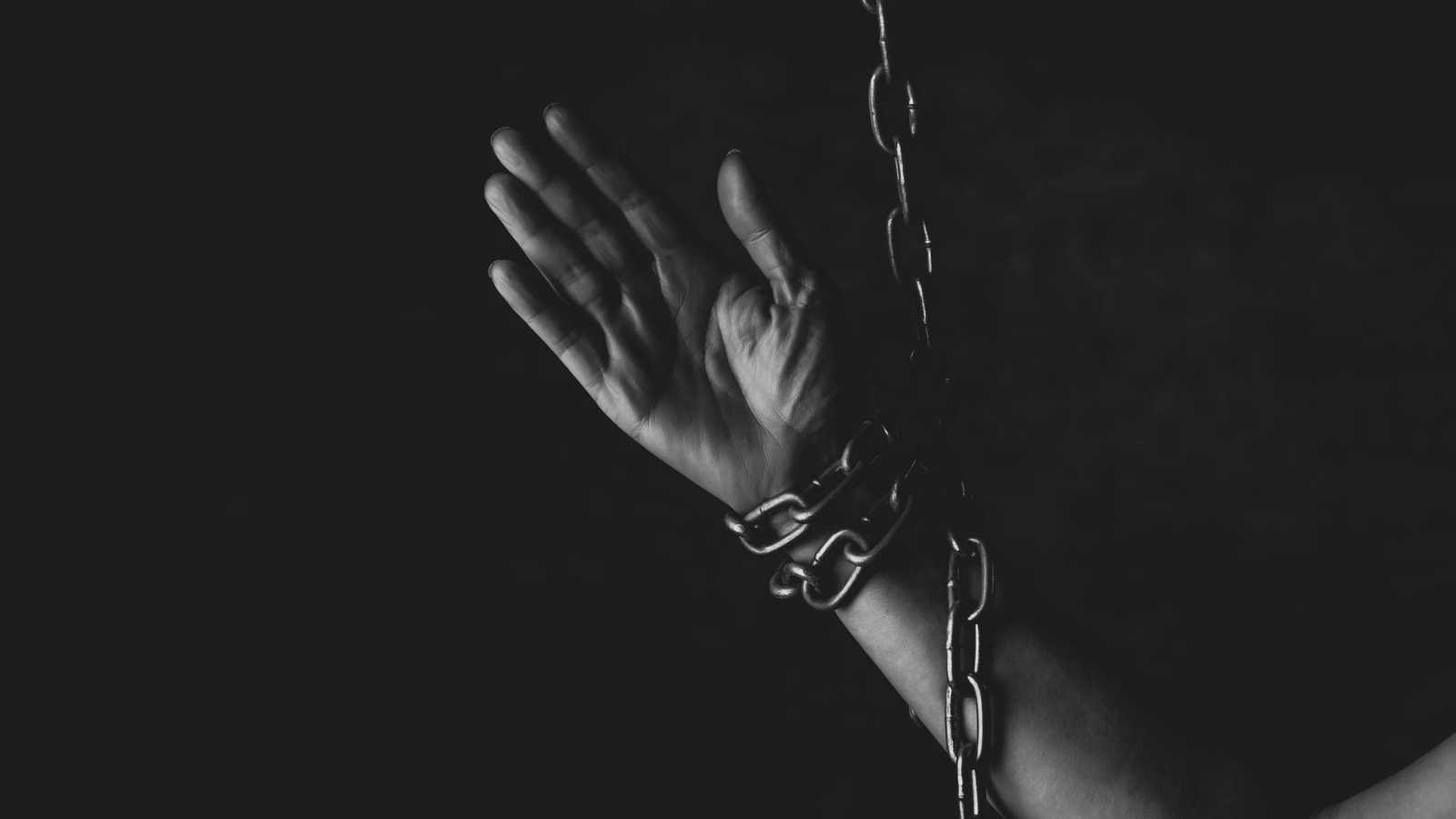 مشهد غامض في عدن.. يمني يسير مكبلاً بسلسلة حديدية (صور)