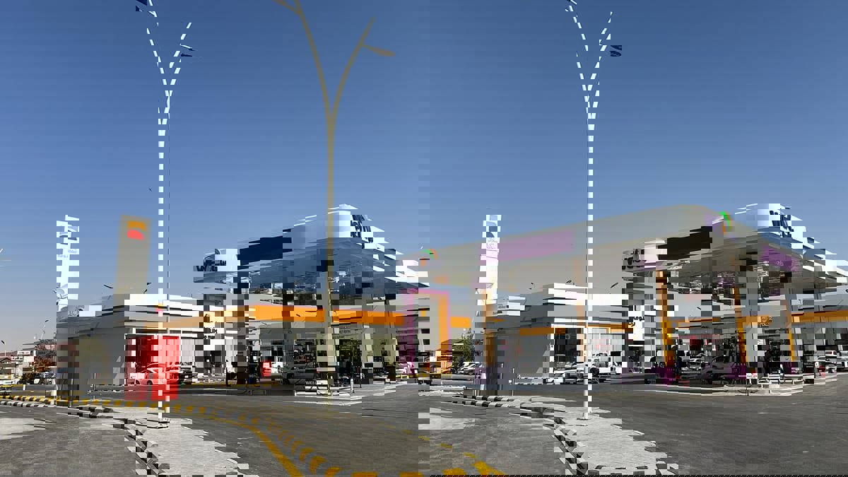 شجاعة سعودي وفطنة عامل تنقذان محطة وقود من حريق كبير‎ (فيديو)