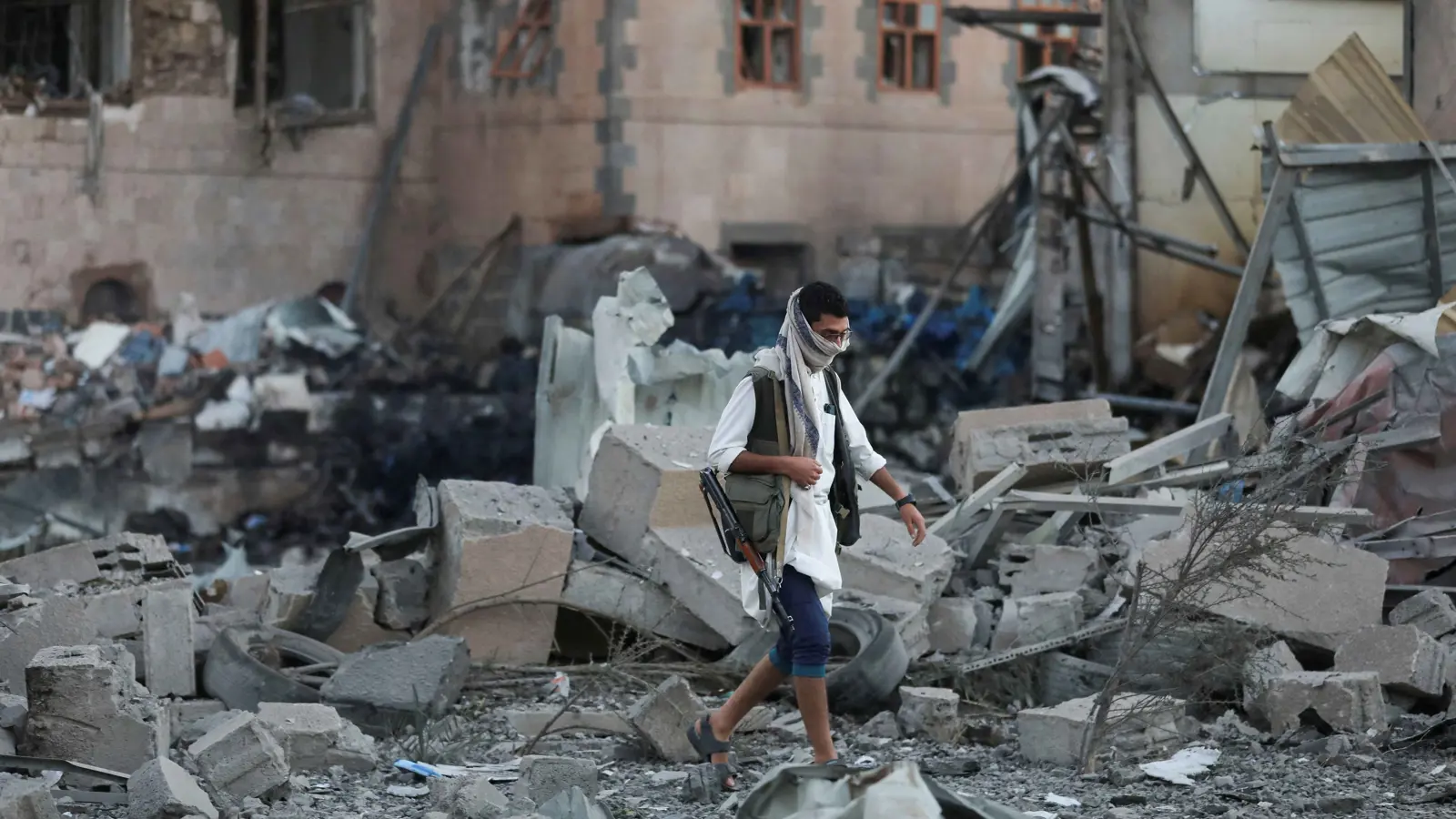 خبراء: بيان "القاعدة" عن الهجمات الأمريكية يؤكد تغول إيران في اليمن