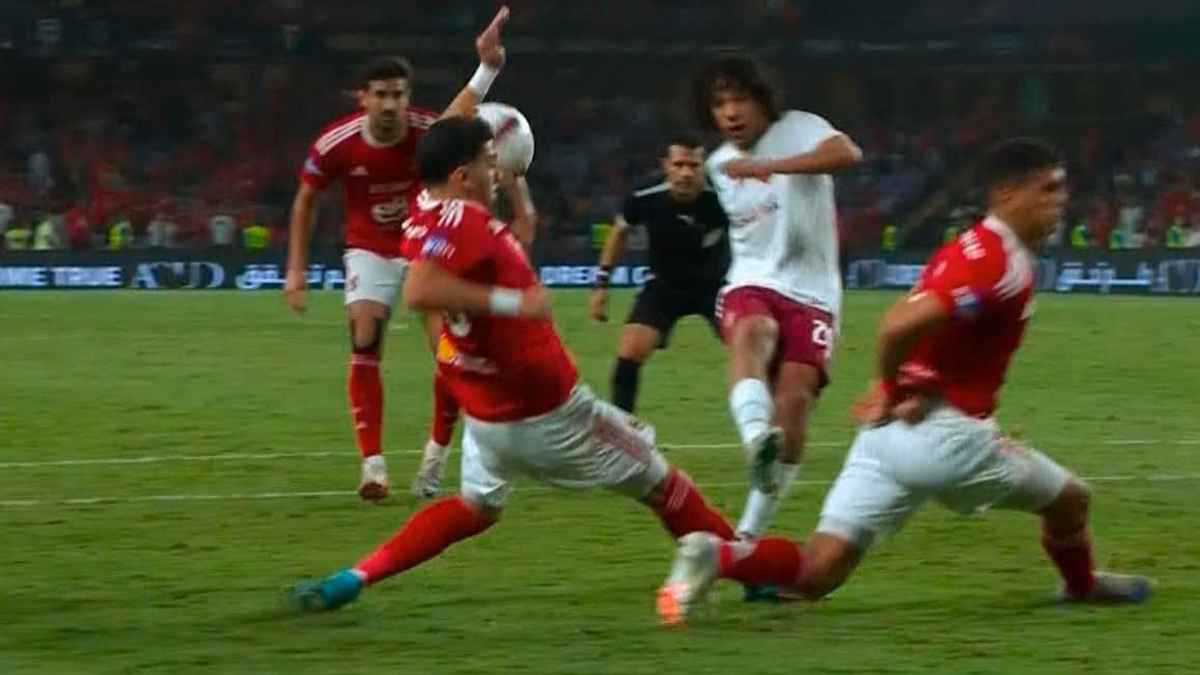 هل نلعب كرة يد؟.. خبير تحكيمي يصدم حكم مباراة الأهلي وسيراميكا كليوباترا