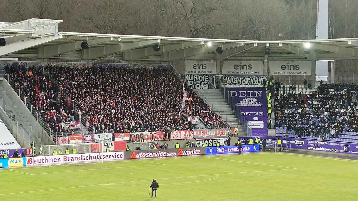 جماهير توقف مباراة في ألمانيا وتجبر اللاعبين على الفرار (فيديو)