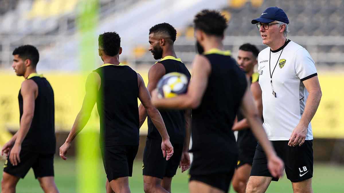 رحل كبش الفداء.. هل يندم الاتحاد السعودي على إقالة لوران بلان؟