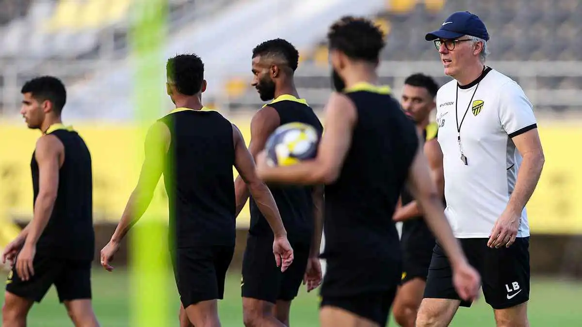 رحل كبش الفداء.. هل يندم الاتحاد السعودي على إقالة لوران بلان؟