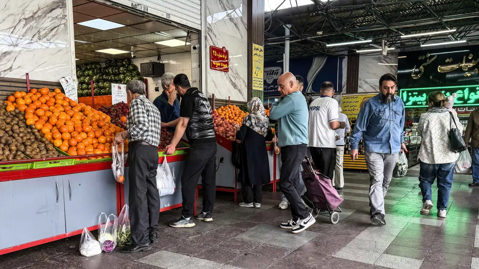 إيران "تترنح".. تضخم قياسي وانكماش يدفعان نحو المجهول